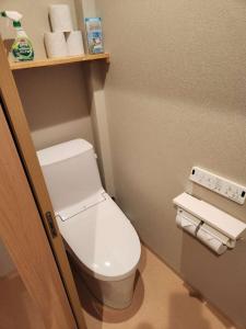 Tamatsukan 玉津館, Detached Hse, JR Tsuruhashi 7min, Kansai Airport 關西空港 57 mins, Namba 6 mins, Nihonbashi 4 mins, Universal Studio 37 mins, Nara 30 mins, Early Check In的一间浴室