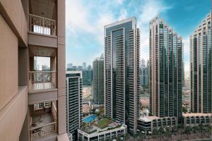 uitzicht op een stad met hoge gebouwen bij FIRST CLASS 3BR Burj Khalifa & Fountain View in Dubai