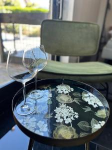 a table with two wine glasses on top of it at B&B Noordoostpolder in Emmeloord