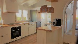 a kitchen with a sink and a stove top oven at Ferienhaus mit Meerblick, Klimaanlagen, Heizung und schnellem Wlan, privater Parkplatz in Muntanya la Sella