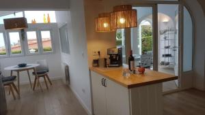 a kitchen with a counter and a table and chairs at Ferienhaus mit Meerblick, Klimaanlagen, Heizung und schnellem Wlan, privater Parkplatz in Muntanya la Sella