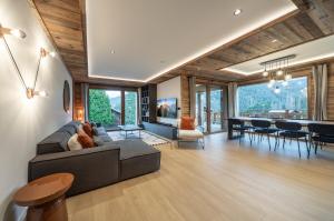 Χώρος καθιστικού στο Chalet l'Alisier - Modern chalet, beautiful mountain view, Morzine-Les Gets