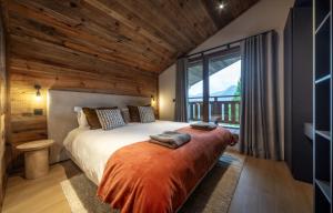 Ένα ή περισσότερα κρεβάτια σε δωμάτιο στο Chalet l'Alisier - Modern chalet, beautiful mountain view, Morzine-Les Gets