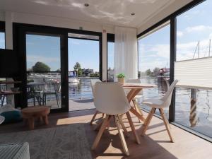 Balkón nebo terasa v ubytování Houseboat in Lemmer with Harbor Views