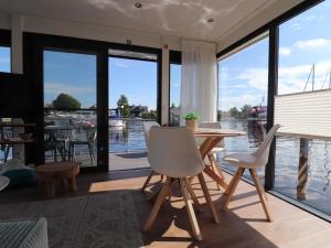 Balkón nebo terasa v ubytování Houseboat in Lemmer with Harbor Views