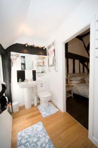 a bathroom with a sink and a toilet in a room at Daisy Cottage in Warwick