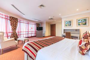 En eller flere senger på et rom på Sapphire Plaza Hotel
