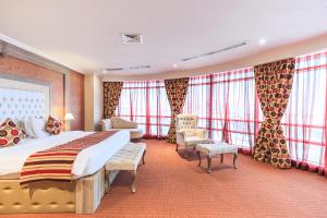 En eller flere senger på et rom på Sapphire Plaza Hotel