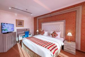 En eller flere senger på et rom på Sapphire Plaza Hotel