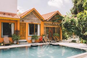 una casa con piscina di fronte a una casa di My Tam Coc Bungalow a Ninh Binh