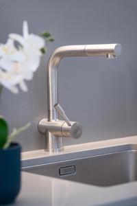 lavabo con grifo en la encimera en Sweethome Gries - Con Garage, en Bolzano