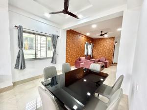 Istumisnurk majutusasutuses Modern 3BHK Apt for Big Groups & Family on EM Bypass
