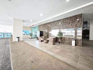 een lobby met banken en een stenen muur bij Ais-Kacang Sweet Home Pinnacle Tower in Johor Bahru