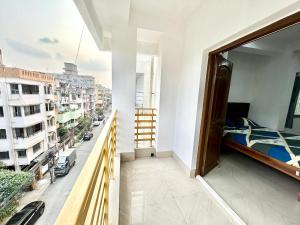 Rõdu või terrass majutusasutuses Modern 3BHK Apt for Big Groups & Family on EM Bypass