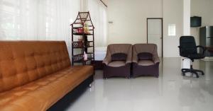 a living room with a couch and two chairs at SN Garden in Ban Bo Hin
