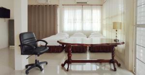 a conference room with a table and a chair at SN Garden in Ban Bo Hin