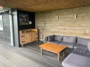 a living room with a couch and a table at Natuurhuisje Gouderak in Gouderak