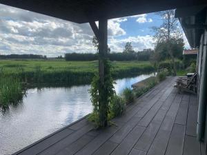 a porch with a view of a river at Natuurhuisje Gouderak in Gouderak