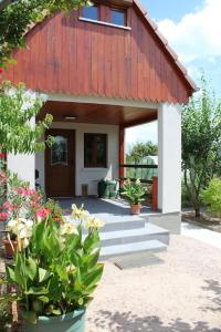 a house with a bunch of flowers in front of it at Garte Hiesel la maison de jardin Piscine été 2026 in Scherwiller