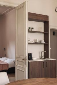 Letto o letti in una camera di Zurenborg Suites