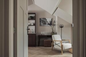 soggiorno con sedia e scrivania di Zurenborg Suites ad Anversa