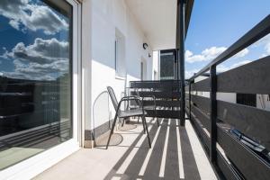 balcón con vistas al cielo en Luxury Zweibrücken Workers Rooms 1, en Zweibrücken