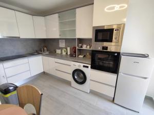 Kuchyňa alebo kuchynka v ubytovaní BlankApartman