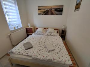 Posteľ alebo postele v izbe v ubytovaní BlankApartman