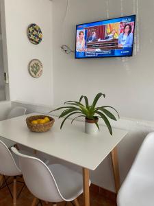 Televízia a/alebo spoločenská miestnosť v ubytovaní CASA DEL PEZ Vivienda a pie de calle en Agua Amarga a 250 metros de la playa