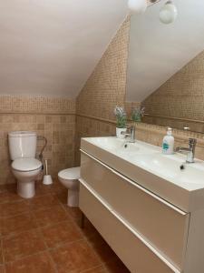 Kúpeľňa v ubytovaní CASA DEL PEZ Vivienda a pie de calle en Agua Amarga a 250 metros de la playa + 31 fotografií