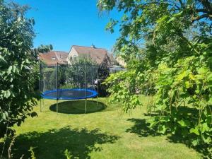 a trampoline in the yard of a house at Casa Kanella Vakantiewoning in Maasmechelen
