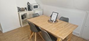 a dining room table with chairs and a microwave at Great Stay Botanischer Garten in Kassel