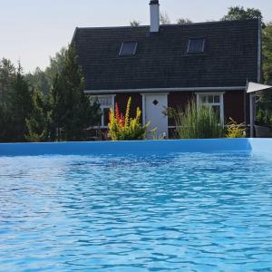 Bazén v ubytování Hundi Holiday Home Cabin "Paat" nebo v jeho okolí