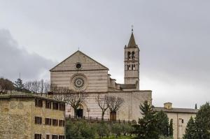 een kerk met een toren en een klokkentoren bij Suite Patrimonio Unesco - Assisi Centro Storico in Assisi