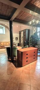 een woonkamer met een houten tafel en een open haard bij Suite Patrimonio Unesco - Assisi Centro Storico in Assisi