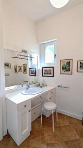 een badkamer met een wastafel en een spiegel bij Suite Patrimonio Unesco - Assisi Centro Storico in Assisi +16 foto's