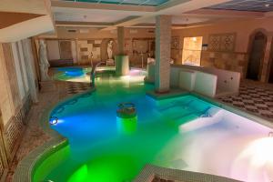 a pool in a hotel with two hot tubs at Hotel Comendador in Carranque