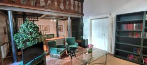 een woonkamer met een kerstboom en stoelen bij Suite Patrimonio Unesco - Assisi Centro Storico in Assisi