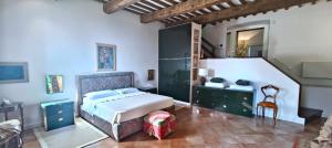 een slaapkamer met een bed en een trap bij Suite Patrimonio Unesco - Assisi Centro Storico in Assisi