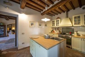 A kitchen or kitchenette at Villa Balducci