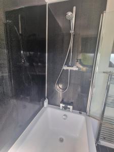 Gallery image of Stylish & Modern 2 Bed House With Free Parking Leeds in Roundhay