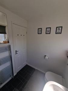 Gallery image of Stylish & Modern 2 Bed House With Free Parking Leeds in Roundhay