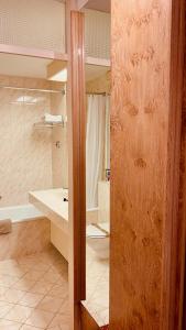 un bagno con vasca, WC e lavandino di G&P Housing Apartments mit Küche & Balkon & HighSpeed Internet- Comfort ad Altensteig