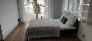 a small bed in a room with a window at Elaine in Schongau