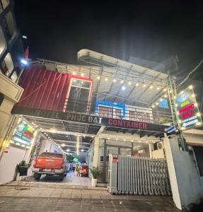 a photo of a pub bat container at night at Phúc Đạt Container in Vung Tau