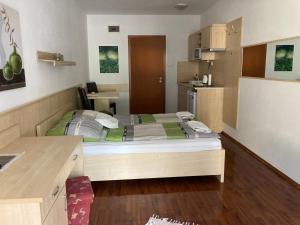 une petite chambre avec un lit et une cuisine dans l'établissement Studio N2 Apartman, à Hajdúszoboszló