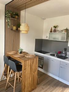 特鲁瓦Le passage的厨房配有木桌和柜台。