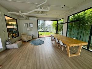 a living room with a wooden table and chairs at 5 mins to Ari - Sutthisan in Bang Su