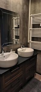 Koupelna v ubytování Appartement sous les remparts + 37 fotografií