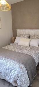 Łóżko lub łóżka w pokoju w obiekcie Appartement sous les remparts